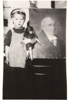 Hilda Köögardal õp Holtzi pildi juures  similar photo
