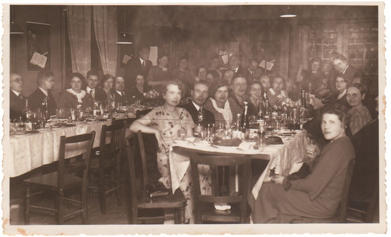 Seltskond kaetud peolaudade taga Keila pritsimajas