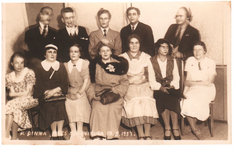 Keila Tuletõrje ja Laulu ja Muusika Seltsi tegelased etenduses P. Pinna "Mees minevikuga"