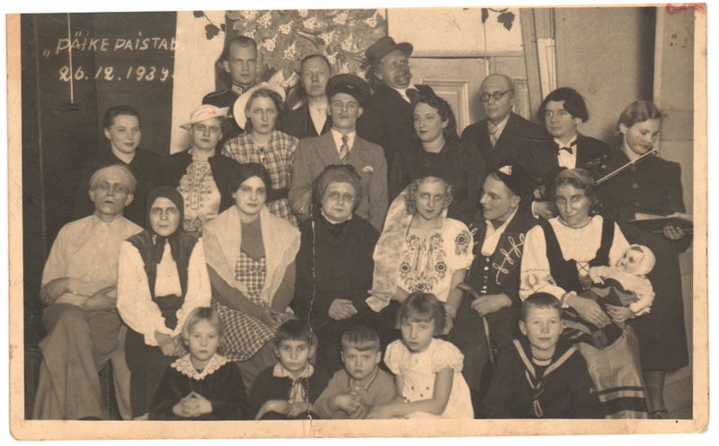 Keila Tuletõrje ja Laulu ja Muusika Seltsi tegelased etenduses "Päike paistab"