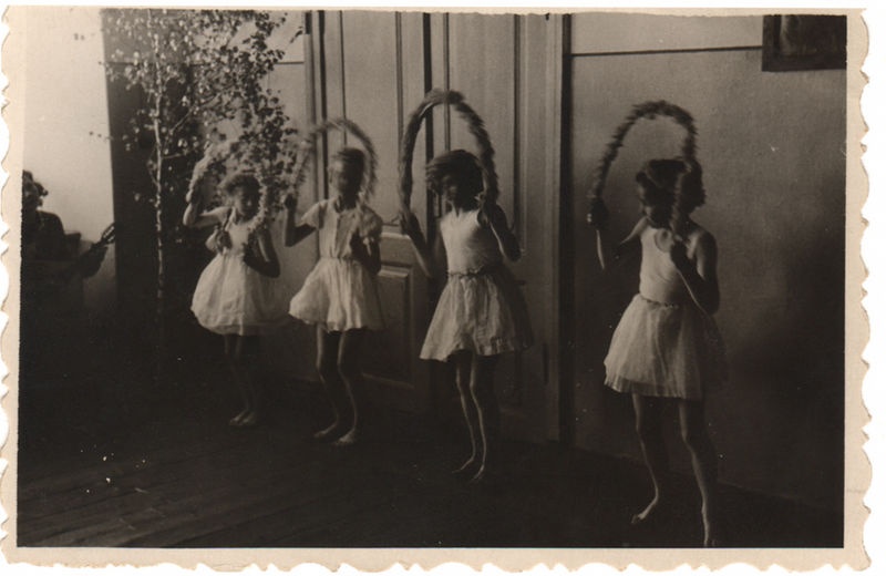 Käesalu kool
Tütarlapsed lillevanikutega tantsimas