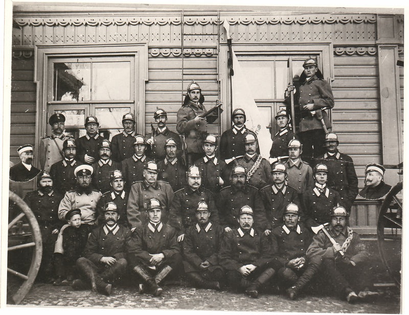 Tuletõrjujad Keila raudteejaama ees