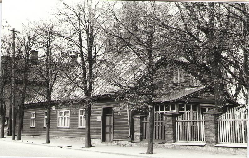 Foto. Fr. R. Kreutzwaldi elumaja tänavapoolne vaade. Võru, 1980.