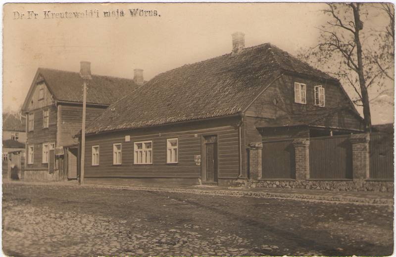 Foto. Fr. R. Kreutzwaldi elumaja tänavapoolne vaade. Võru.