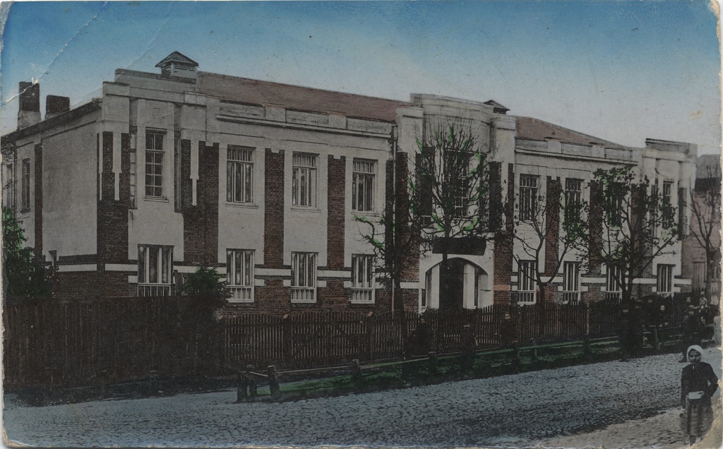 Walking : girl-gymnasium