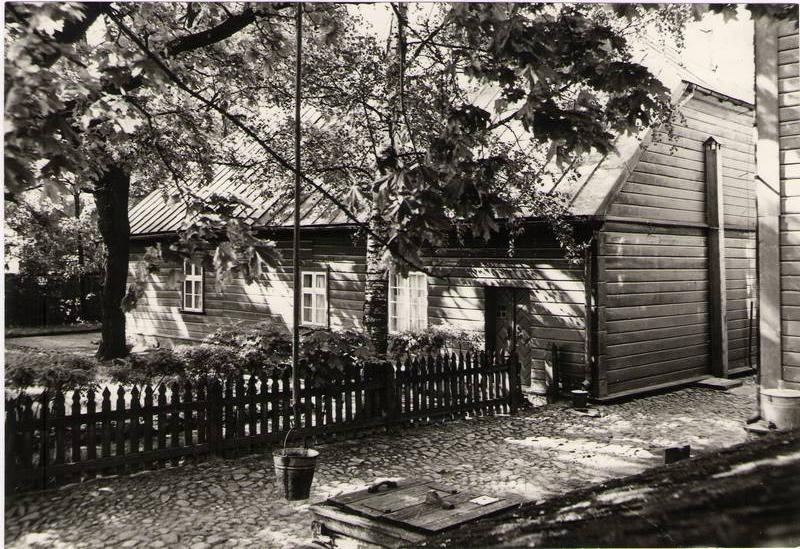 Foto. Fr. R. Kreutzwaldi elumaja õuepoolne vaade. Võru, 1980.