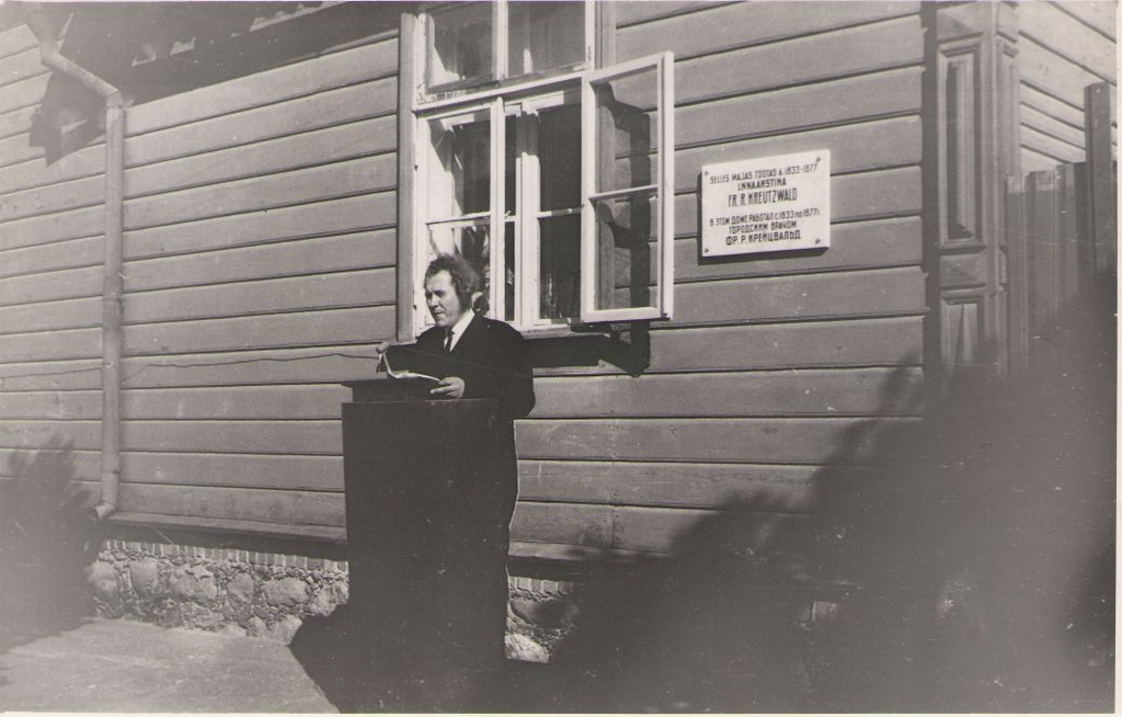 Foto. Mälestustahvli avamine Fr. R. Kreutzwaldile. Võru, 17.06.1967.