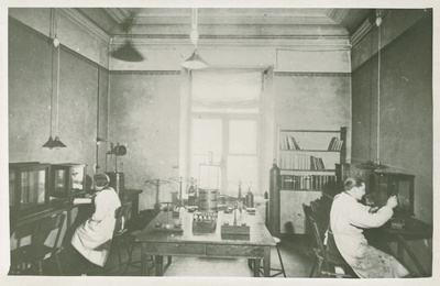 Tallinna Tehnikumi keemialaboratoorium, õppejõudude tööruum, 1920.-1928.a.  duplicate photo