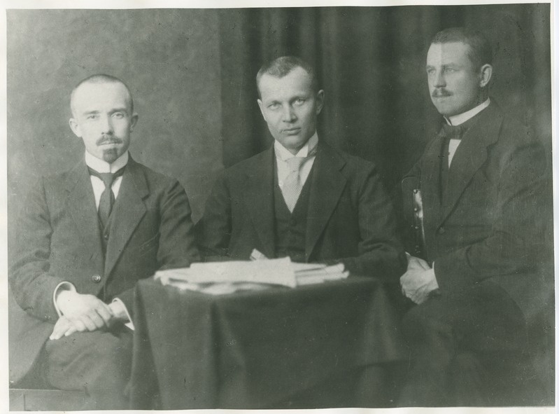Eesti Tehnika Seltsi ajakirja toimetus, vasakult: J. Annusson, H.W. Reier, A. Bürger, 1920.-ndad a.
