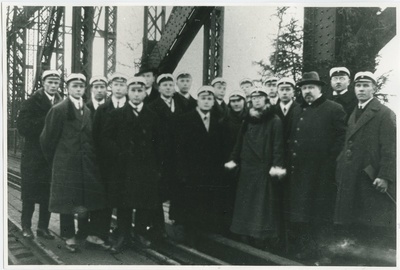 Tallinna Tehnikumi üliõpilased ja prof. O. Maddison abikaasaga Narva raudteesilla avamisel 1923.a. lõpul  duplicate photo