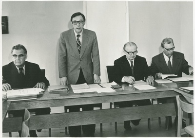 TPI nõukogu koosolek, laua taga vasakult: prof. H. Tiismus, rektor B. Tamm, prof. H. Lepikson, haldusprorektor H. Eesmaa, 1978  duplicate photo