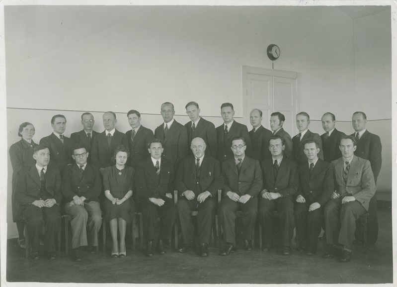 TPI tugevuslaboratooriumi koosseis koos Loodusvarade Instituudi ehitusmaterjalide osakonna töötajatega, esireas keskel istub O. Maddison, mai 1941.a.