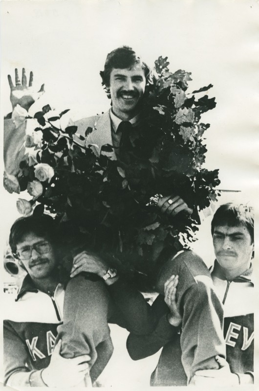 Olümpiavõitja Viljar Loor tammepärjaga saabumas Tallinna, 7.aug. 1980.a.