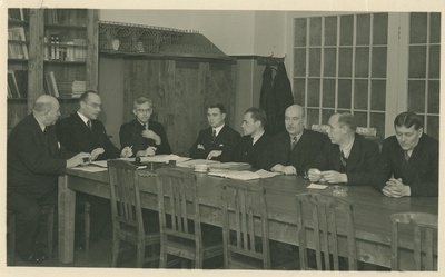 TPI ehitusteaduskonna õppejõud tugevuslaboratooriumis, vasakult: 1) prof. O. Maddison, 2) prof. O. Martin, 3) prof. R. Livländer, 4) prof. V. Paavel, 5) prof. L. Jürgenson, 6) prof. O. Reinvald, 7) prof. A. Borkvell, 8) dots. E. Kikerpill, 1938.a.  duplicate photo