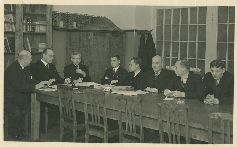 TPI ehitusteaduskonna õppejõud tugevuslaboratooriumis, vasakult: 1) prof. O. Maddison, 2) prof. O. Martin, 3) prof. R. Livländer, 4) prof. V. Paavel, 5) prof. L. Jürgenson, 6) prof. O. Reinvald, 7) prof. A. Borkvell, 8) dots. E. Kikerpill, 1938.a.