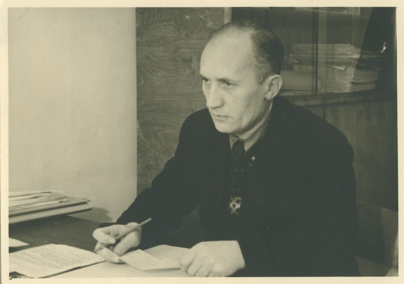 Dotsent Ludvig Schmidt oma töölaua taga, 1948.a.
