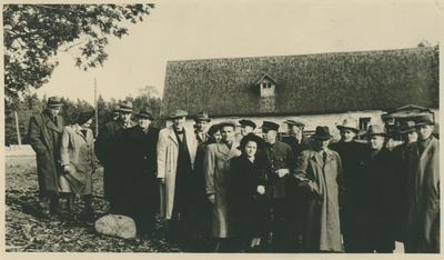 TPI keemikud teel Kiviõlisse ekskursioonile, peatus Narva maanteel, grupipilt, sept. 1948.a.  similar photo