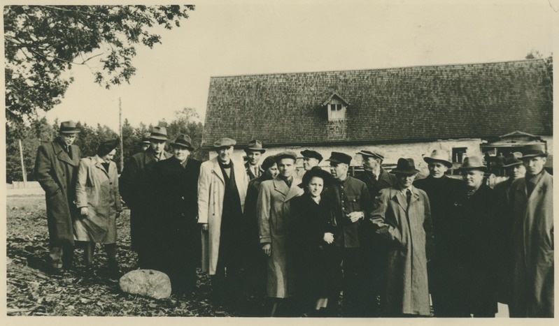 TPI keemikud teel Kiviõlisse ekskursioonile, peatus Narva maanteel, grupipilt, sept. 1948.a.