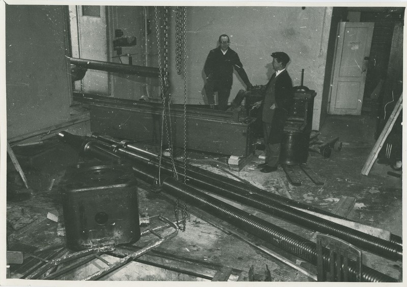 TPI ehitusmehaanika kateedri  tugevuslabori 500-tonnise pressi äratoomine Kopli peahoonest Mustamäele, seisavad kateedri juhataja Konstantin Ollik (paremal) ja laborant Paikem, aprill 1968.a.