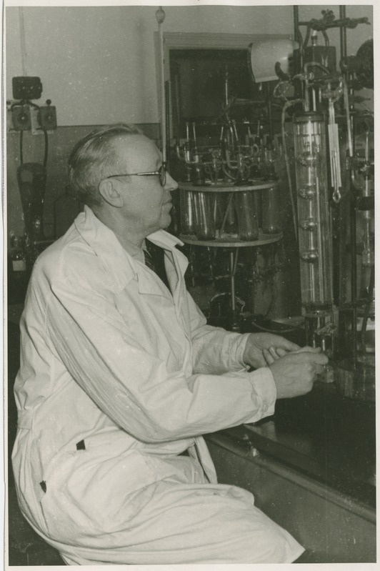 TPI orgaanilise keemia kateedri juhataja prof. Hugo Raudsepp laboris Marati 4, 1956.-1957.a.