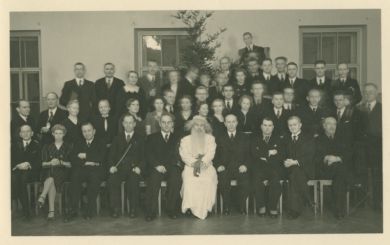 Jõulud või uusaasta pidu Tallinna tehnikaülikoolis, grupipilt, jõuluvana kõrval paremal istub rektor P. Kogerman, 1938.-1939.a.
