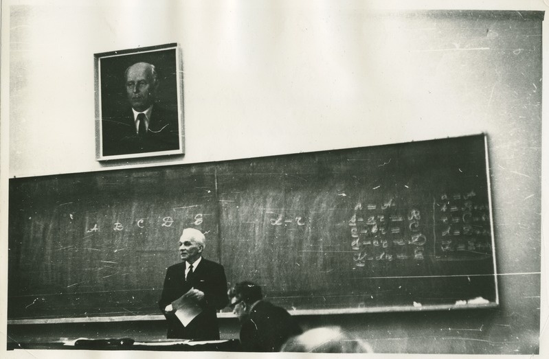 TPI matemaatika kateedri prof. Arnold Humal loengut pidamas, 1960.-ndad a.