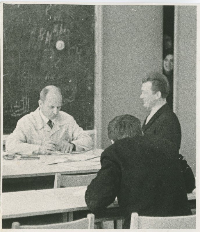TPI matemaatika kateedri dotsent A. Garšnek eksamit vastu võtmas, 1970.-ndad a.