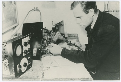 TPI ÜTÜ nõukogu esimees, mehaanikateaduskonna IV kursuse üliõpilane komnoor Olaf Terno dielektriku kaonurga tangensi määramiseks aparatuuri monteerimas, 1951.a.  duplicate photo