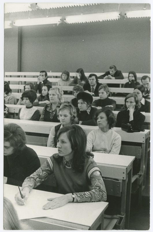 Loeng TPI töötajatele Mustamäe peahoone keemiaauditooriumis, 1970.a.