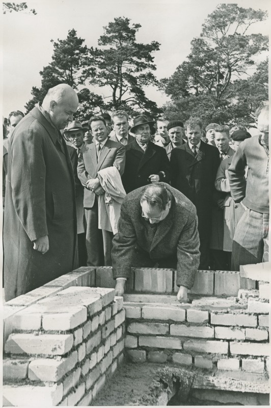 TPI uue peahoone nurgakivi panek, esiplaanil rektor Agu Aarna ja EKP KK I sekretär J. Käbin, kes asetab paika nurgakivi, 23.mai 1962.a.