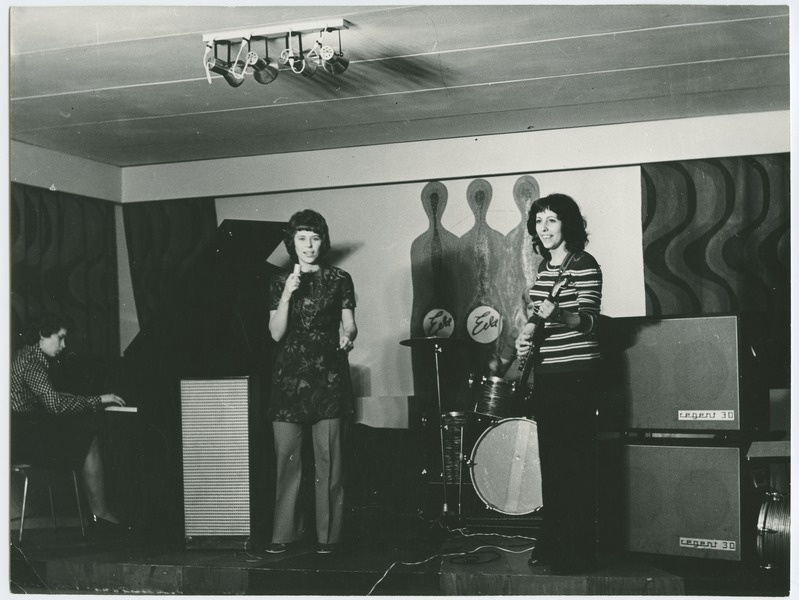 Üliõpilasklubi "Eva", naissolist esinemas, 1974.a.