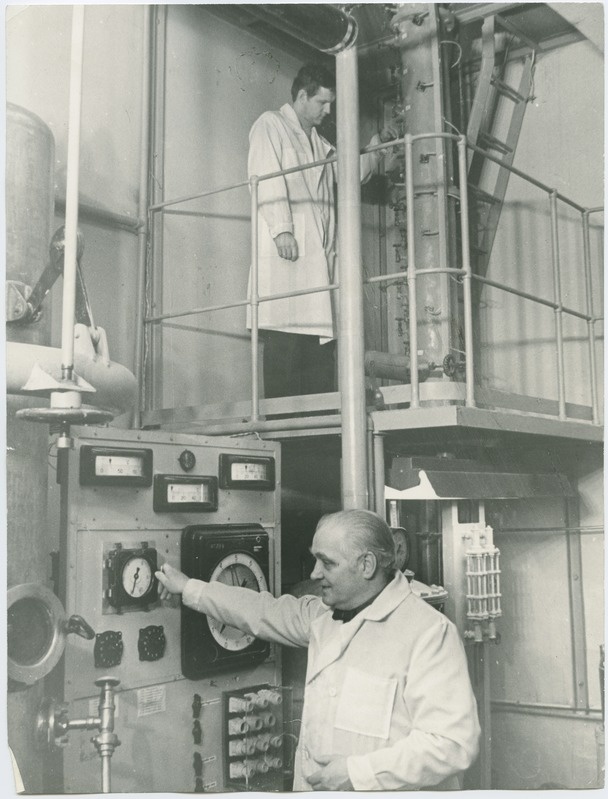 TPI keemiatööstuse protsesside ja aparaatide laboratooriumis, assistent Enn Tali ja dotsent Edvard Luhakooder, 1972/1973.a.