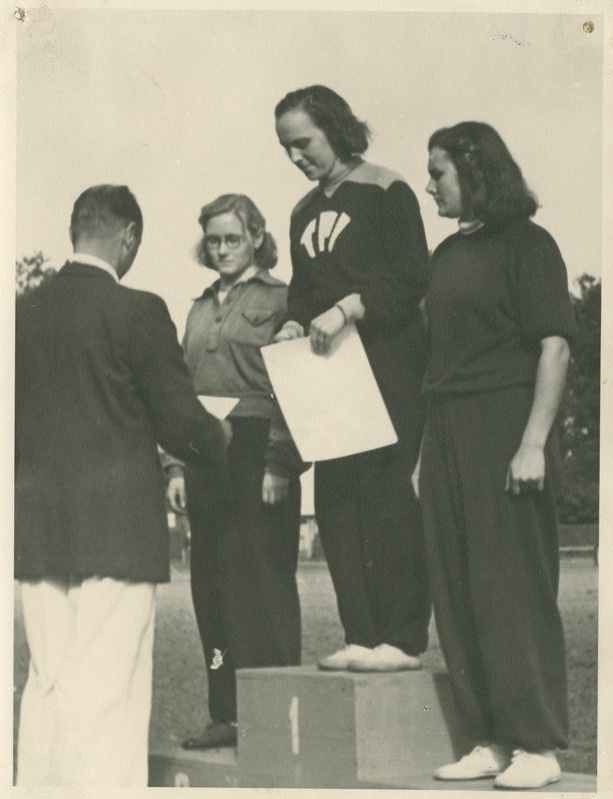 TPI sportlane Juta Sandbank (keskel) autasustamisel, 1951.a.