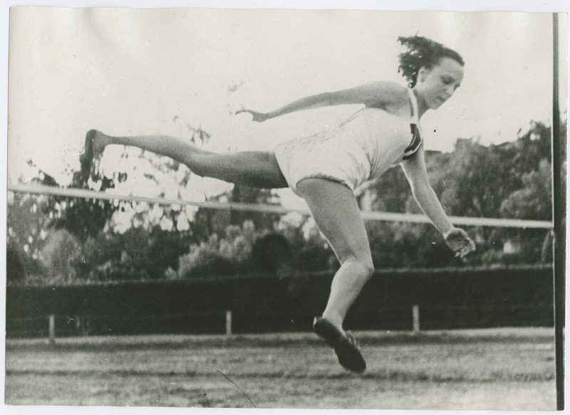 Juta Sandbank (Vestli) võistlushoos kõrgushüppel, 1951