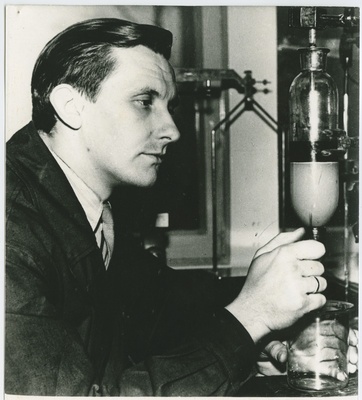 TPI anorgaanilise keemia kateedri vaneminsener E. Piiroja uurimas põlevkivifenoolide lahutamise võimalusi, 1957.-1960.a.  duplicate photo