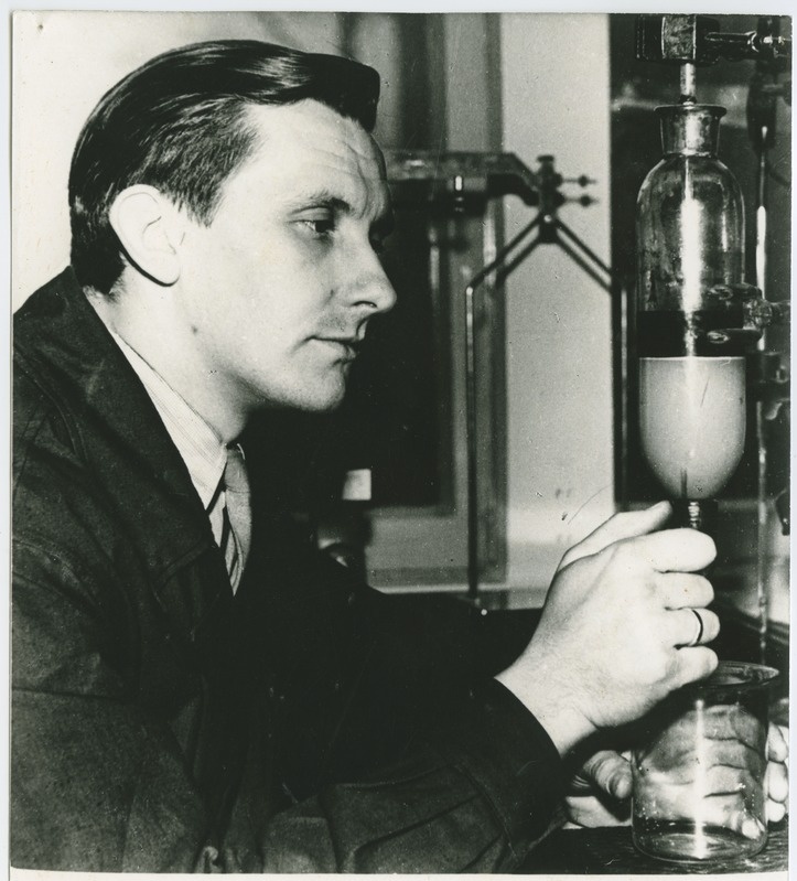 TPI anorgaanilise keemia kateedri vaneminsener E. Piiroja uurimas põlevkivifenoolide lahutamise võimalusi, 1957.-1960.a.