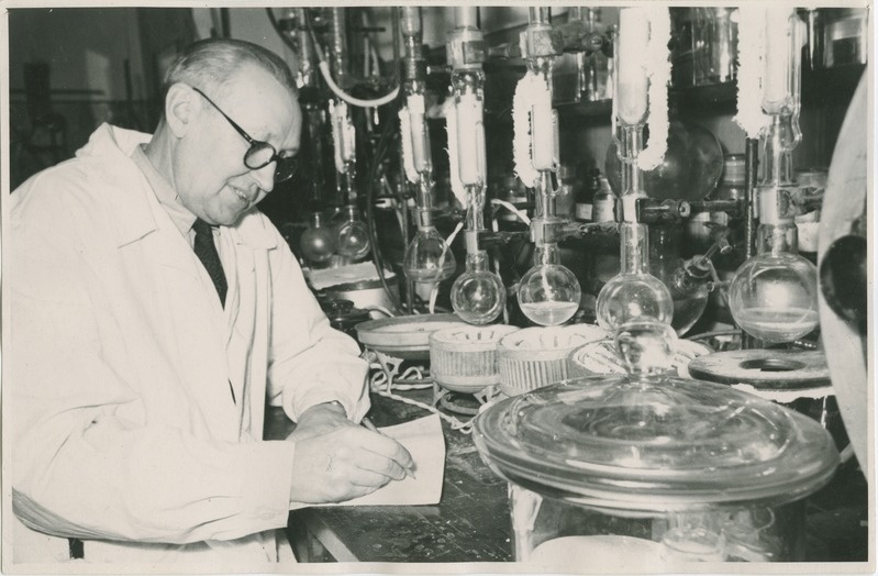 Hugo Raudsepp tegelemas doktoritööga, 1954.a.
