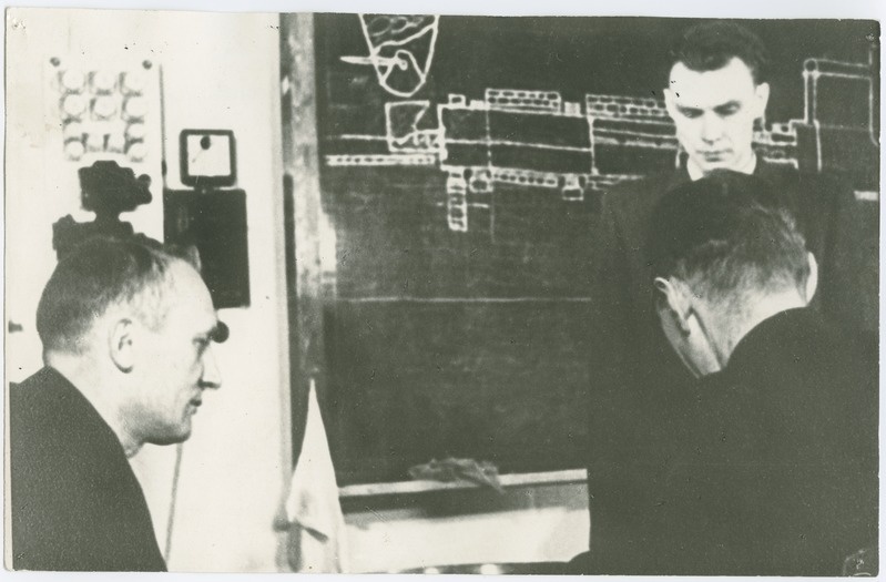TPI keemiaosakonna III kursuse anorgaaniliste ainete tehnoloogia üliõpilased  H. Karik ja E. Piiroja ÜTÜ töödel füüsikalise keemia ringis, 1952.a.