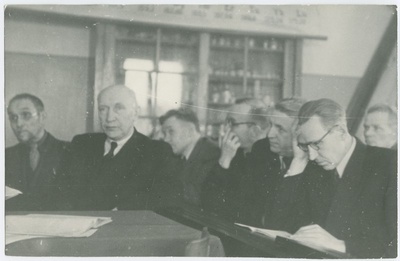 TPI keemia-mäeteaduskonna riiklik eksamikomisjon, laua taga istuvad prof. J. kark ja prof. P. Kogerman, 1.reas istuvad : 2) dots. B. Torpan, 3) dots. Arro, 4) prof. H.Raudsepp, 1947/48.õ.a.  duplicate photo