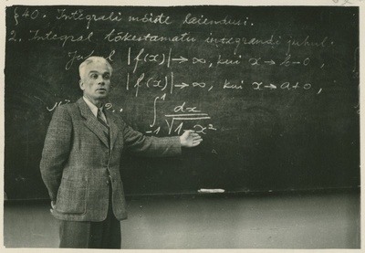 TPI matemaatika kateedri prof. Arnold Humal loengut pidamas, kevad 1953.a.  duplicate photo