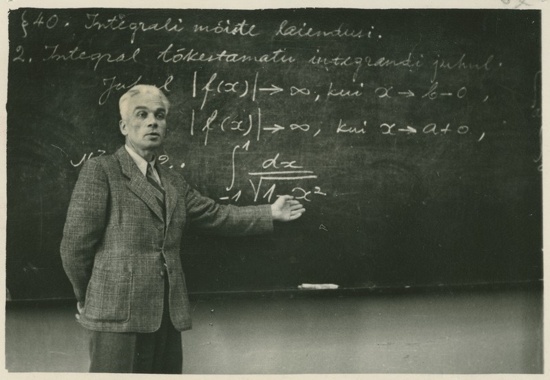 TPI matemaatika kateedri prof. Arnold Humal loengut pidamas, kevad 1953.a.