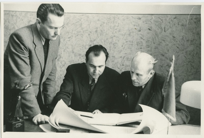 TPI ehitusteaduskonna õhtuse sektori diplomandid ins. Viktor Käär ja Igor Malmet oma diplomiprojektidega dekaan dotsent Heinrich Laulu juures, 24.okt. 1952.a.