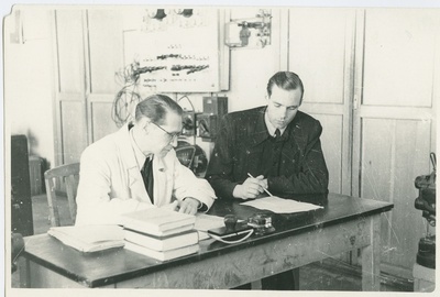 TPI elektrisüsteemide eriala üliõpilane O. Terno eksamit sooritamas dotsent. H. Riikoja juures, 1950.-ndad a.  similar photo