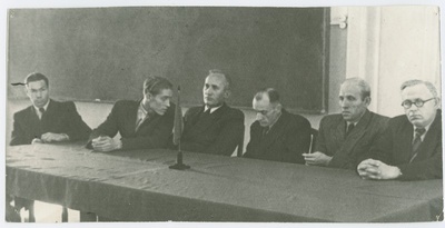 TPI Nõukogu koosolek, laua taga istuvad (vasakult): E. Soonvald, H. Gross, L. Schmidt, E. Kangur, H. Laul, H. Muischneek, 1951.a.  duplicate photo