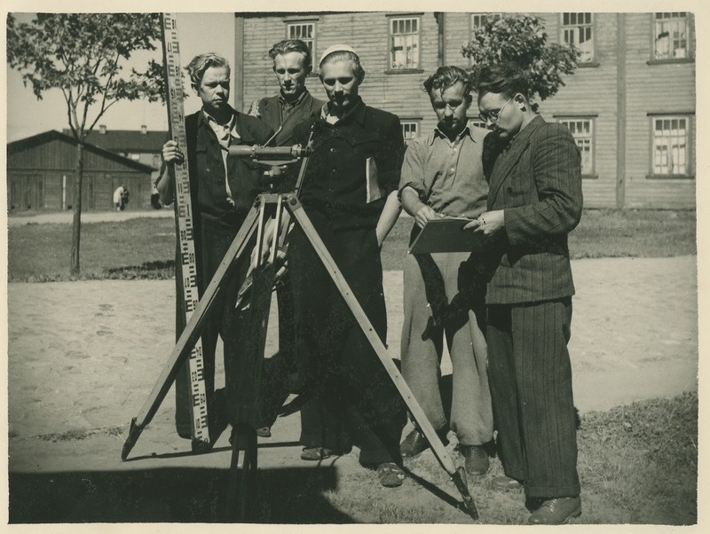TPI ehitusteaduskonna tudengid geodeesia praktikumis Koplis, vasakult A. Lippmaa, L. Paal, Ü. Merilo, E. Pukk ja E. Tarkpea, 1949.a.