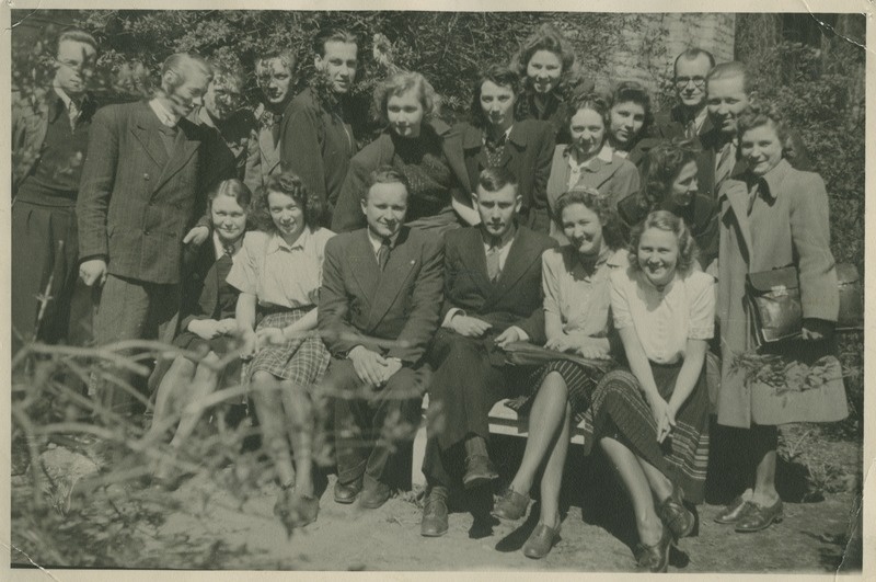 TPI majandusteaduskonna lõpetajate rühm, keskel dekaan A. Sipsakas, tema kõrval F. Tuulre, 1947.-1949.a.