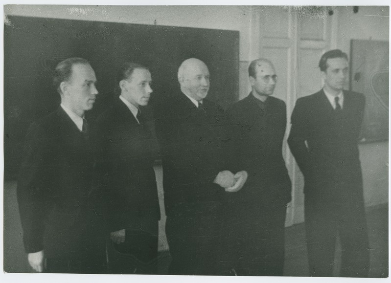 TPI ehitusmehaanika teaduskonna diplomandid, vasakult 1) Eugen Laino, 2) Sergei Dokelin, 3) prof. Ottomar Maddison, 4) Aadu Ritso, 5) Jaan Tepandi, 1947.a.