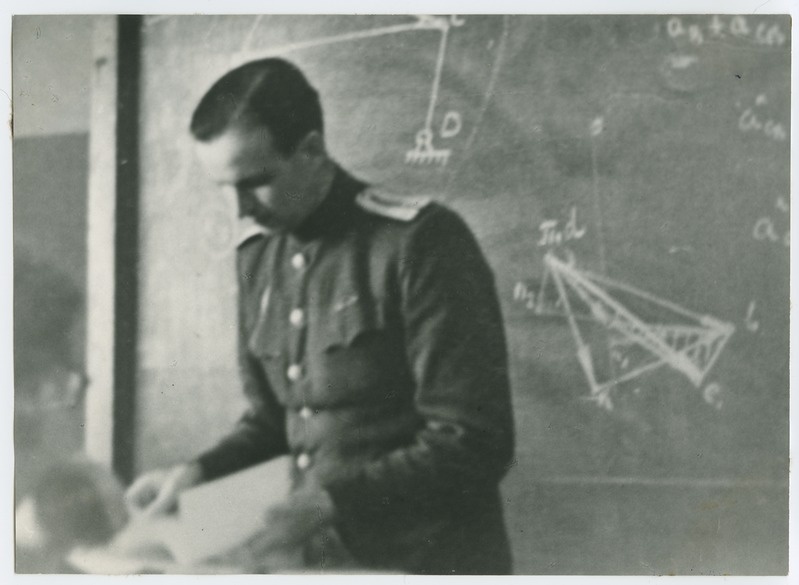 TPI vanemõpetaja Heino Lepikson (kaardiväekapteni vormis) loengul, 1946.a.
