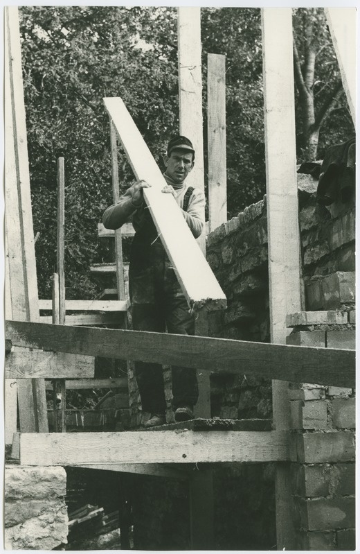 Glehni lossi taastamistööd, ehitustööline lauaga, 2.okt. 1970.a.