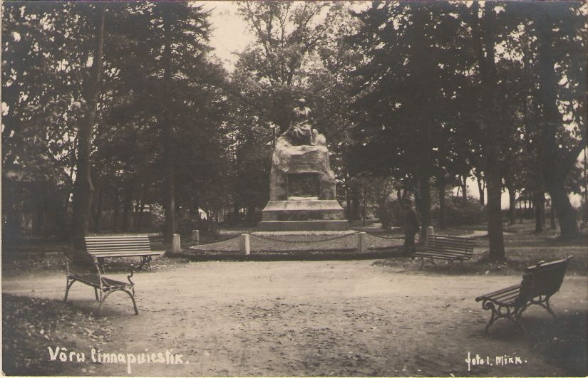 Foto. Võru linnapuiestik, vaade Fr. R. Kreutzwaldi mälestussambale.